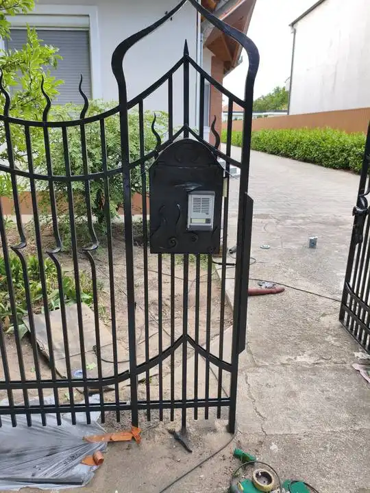 Kapuszárny egyedi, süllyesztett postaláda és kaputelefon egységgel, Hammerite fekete festéssel