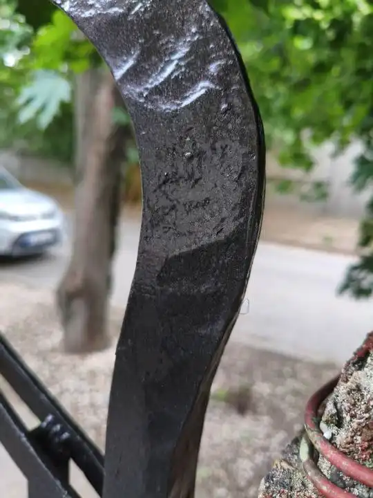 Sima, egyenletes fényű fekete Hammerite festékréteg közelről